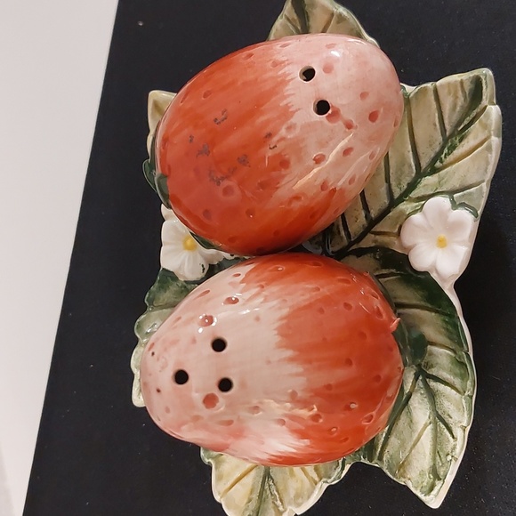 Takahashi San Francisco Salt and Pepper Shakers - Novelty Strawberry Patch - Picture 2 of 5